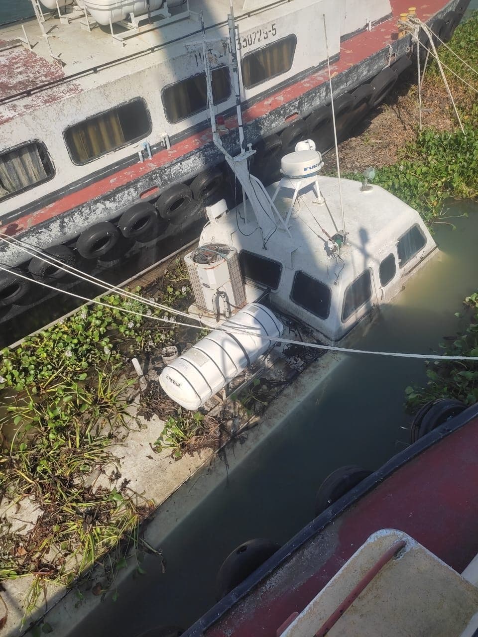 Se hunde embarcación en muelle de Chiltepec