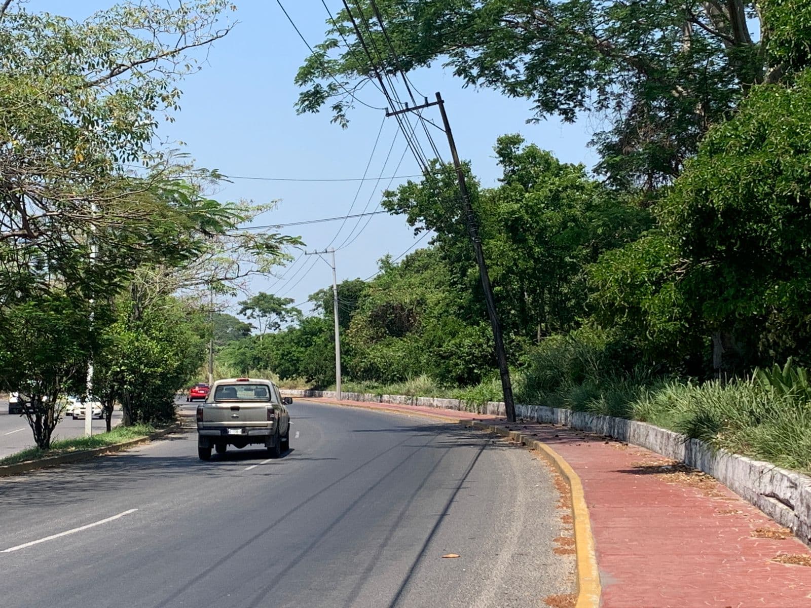 Alerta por poste a punto de colapsar frente Administrativo de Pemex