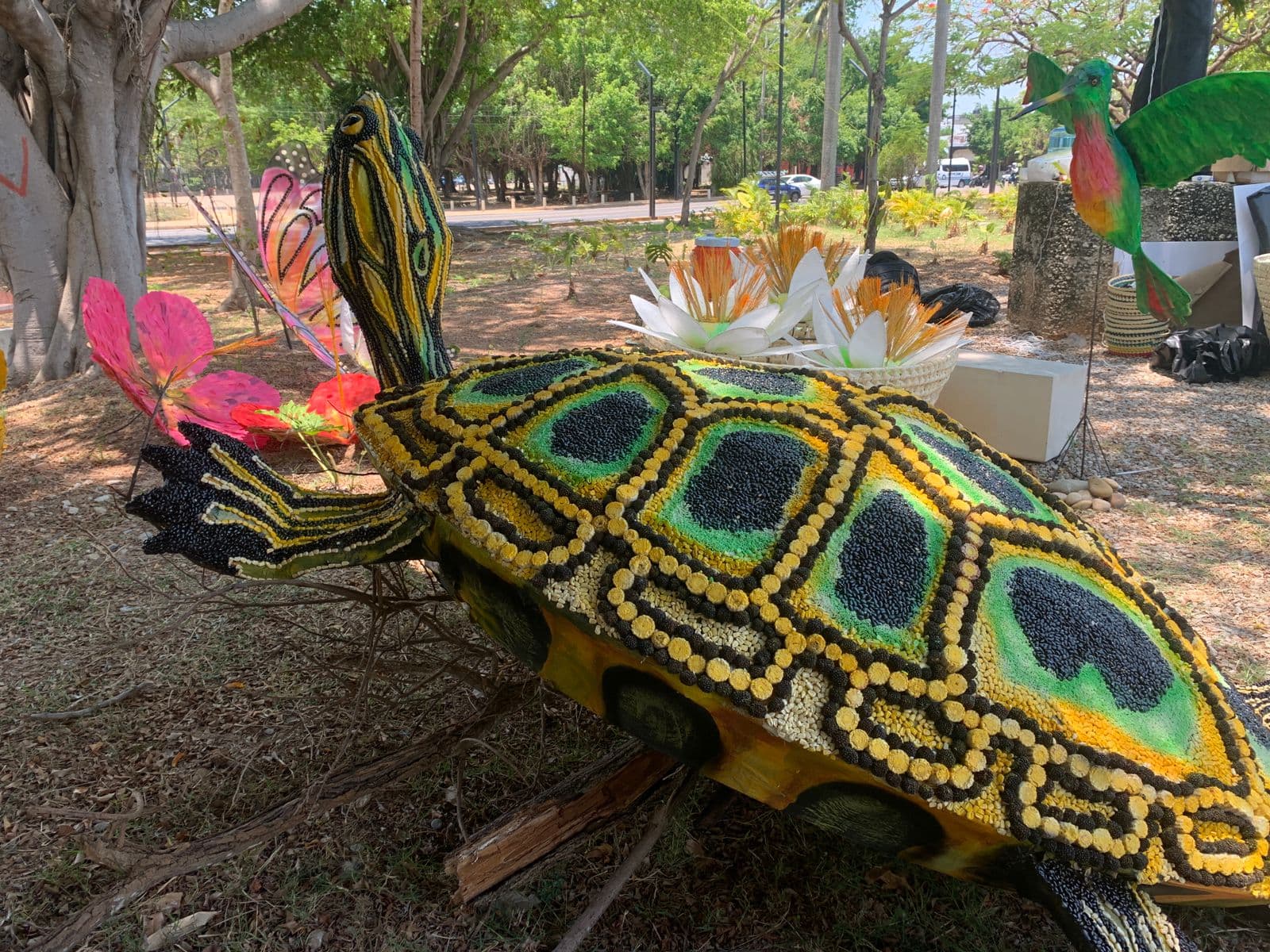 Llegan al CICOM primeros carros alegóricos