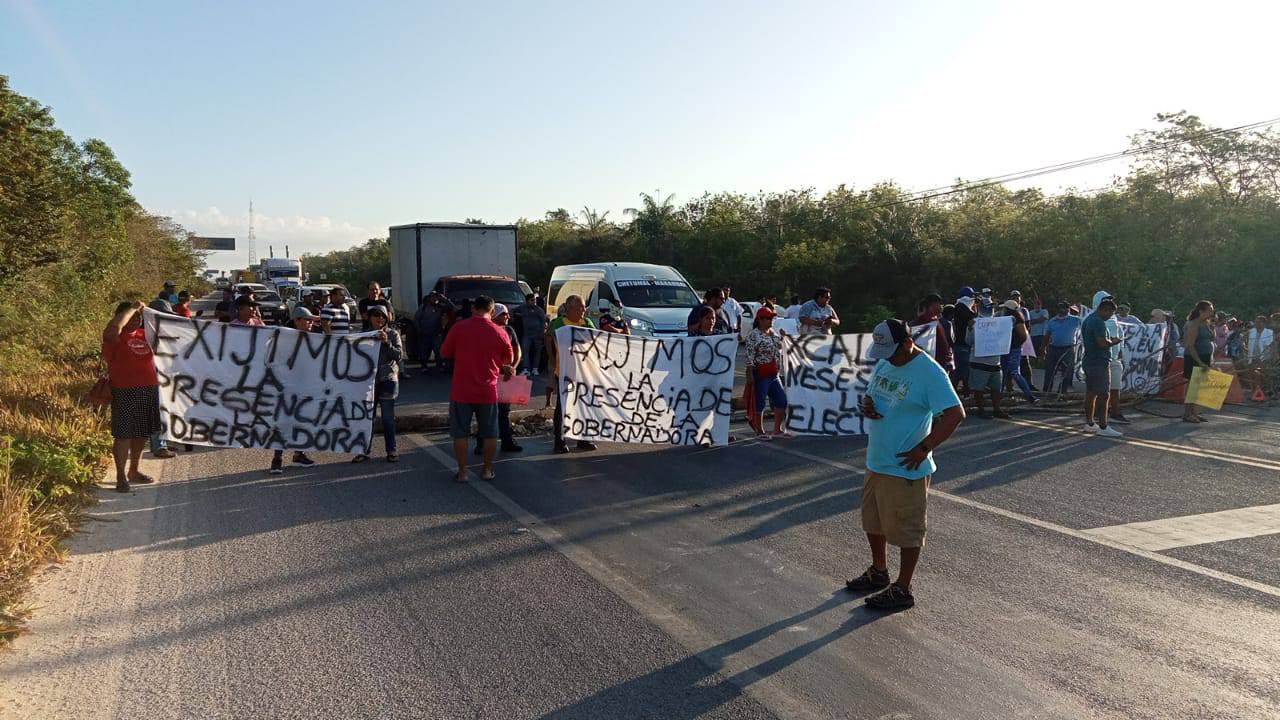 Cierran carretera federal por Mahahual 