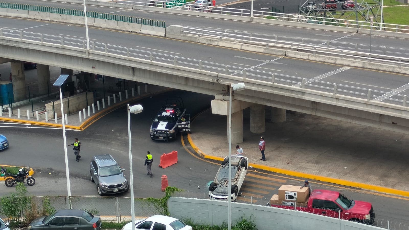 Vuelca auto en el distribuidor vial de Guayabal 