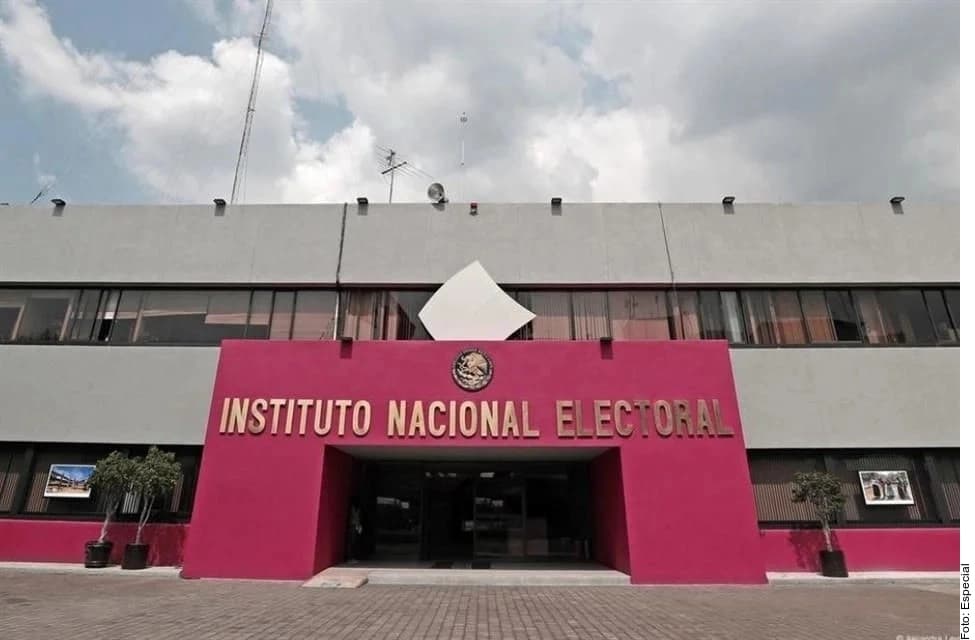 Va 4T por INE, partidos y pluris 