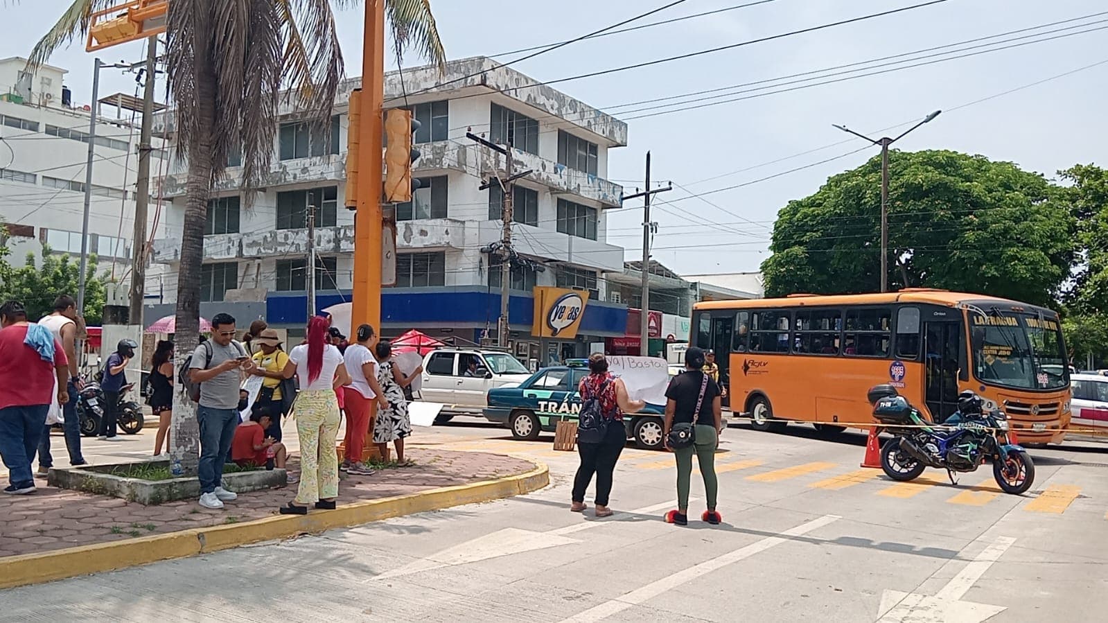Bloquean calles madres de niños con cáncer 