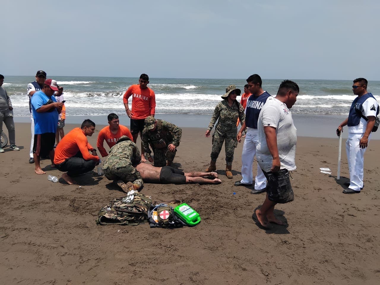 Rescata a bañistas en playa “Chachalacas”
