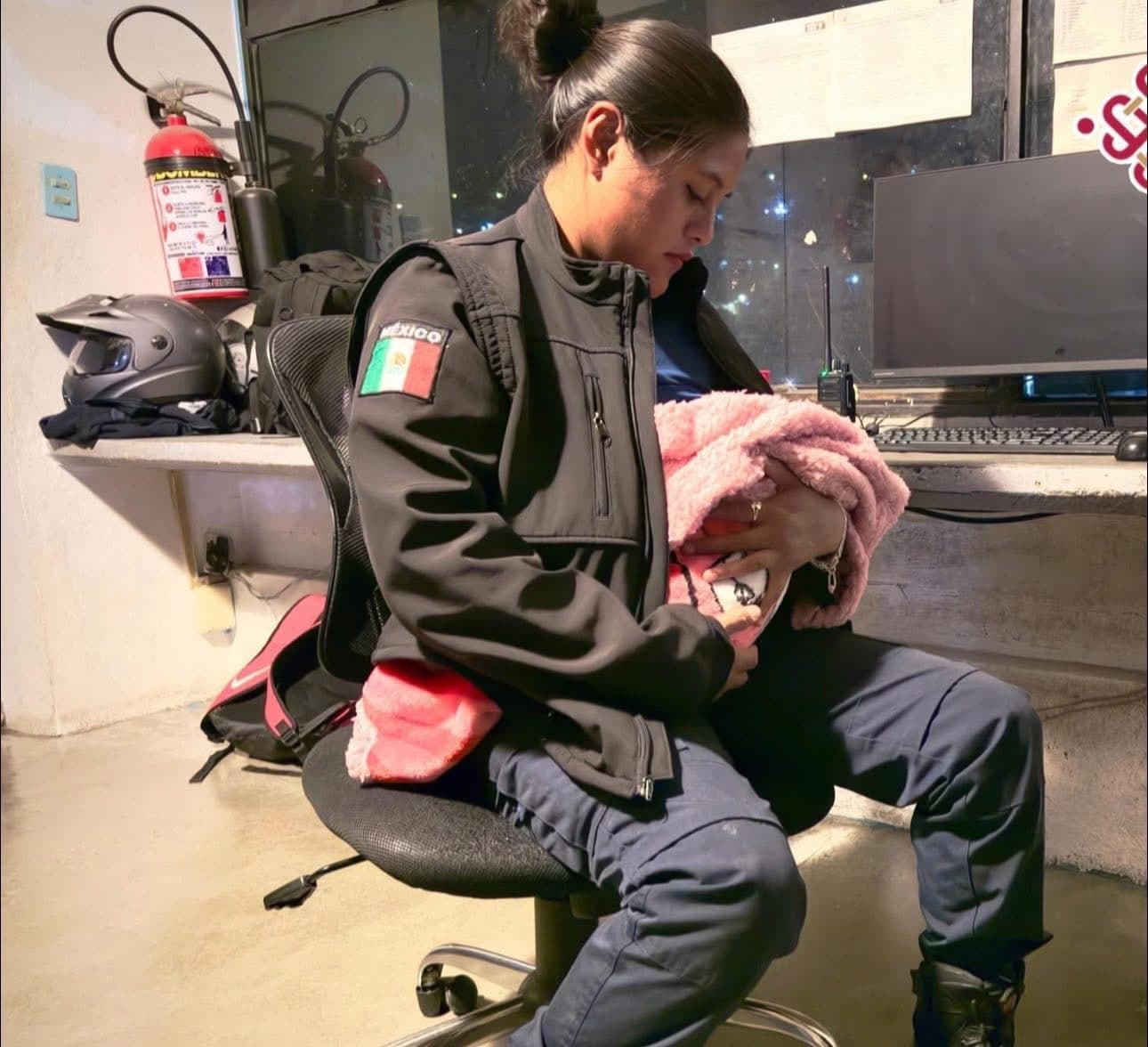 Mujer policía amamanta a bebé en estado crítico en San Cristóbal 