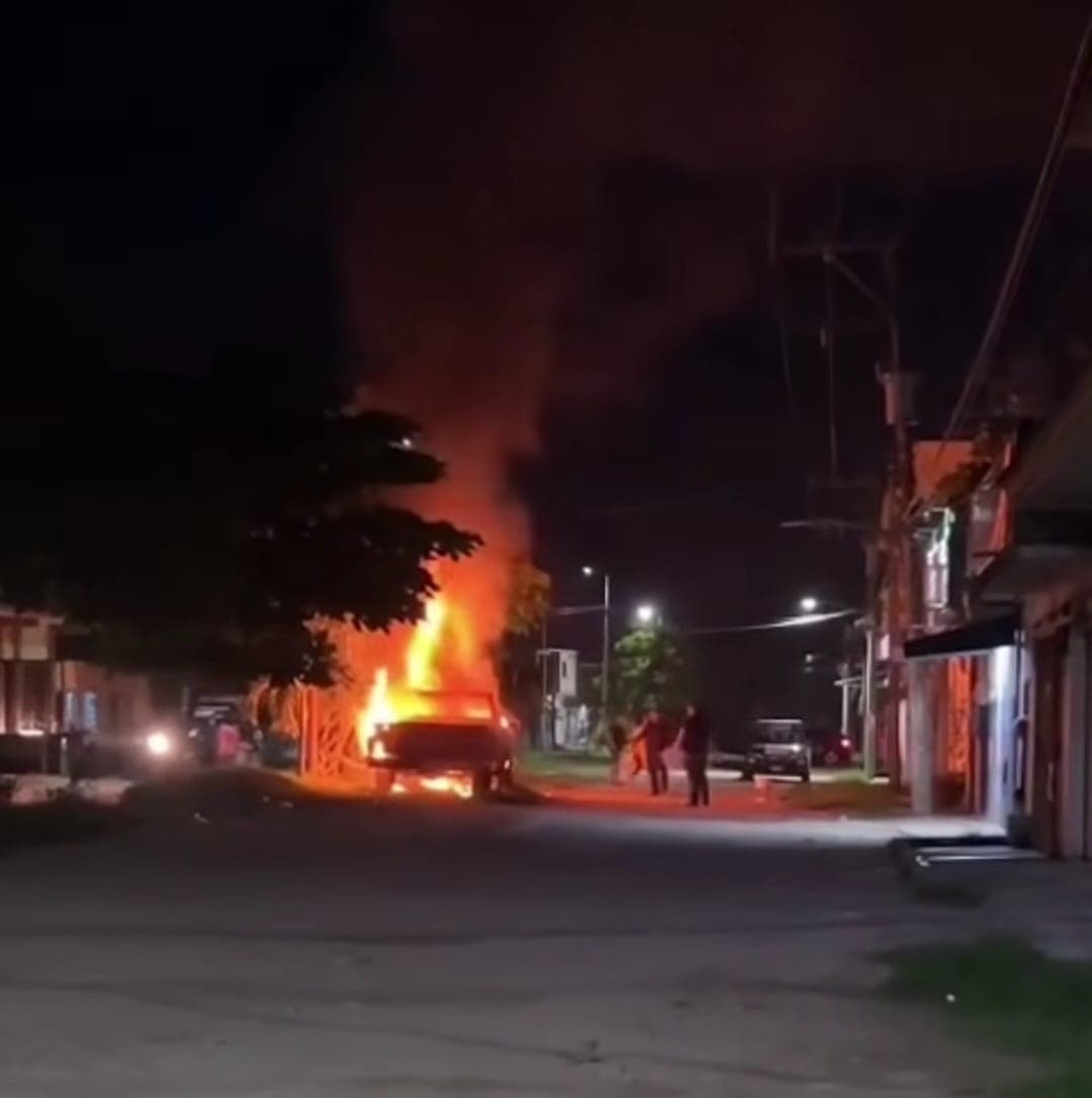 Queman vehículos en Villahermosa y Comalcalco