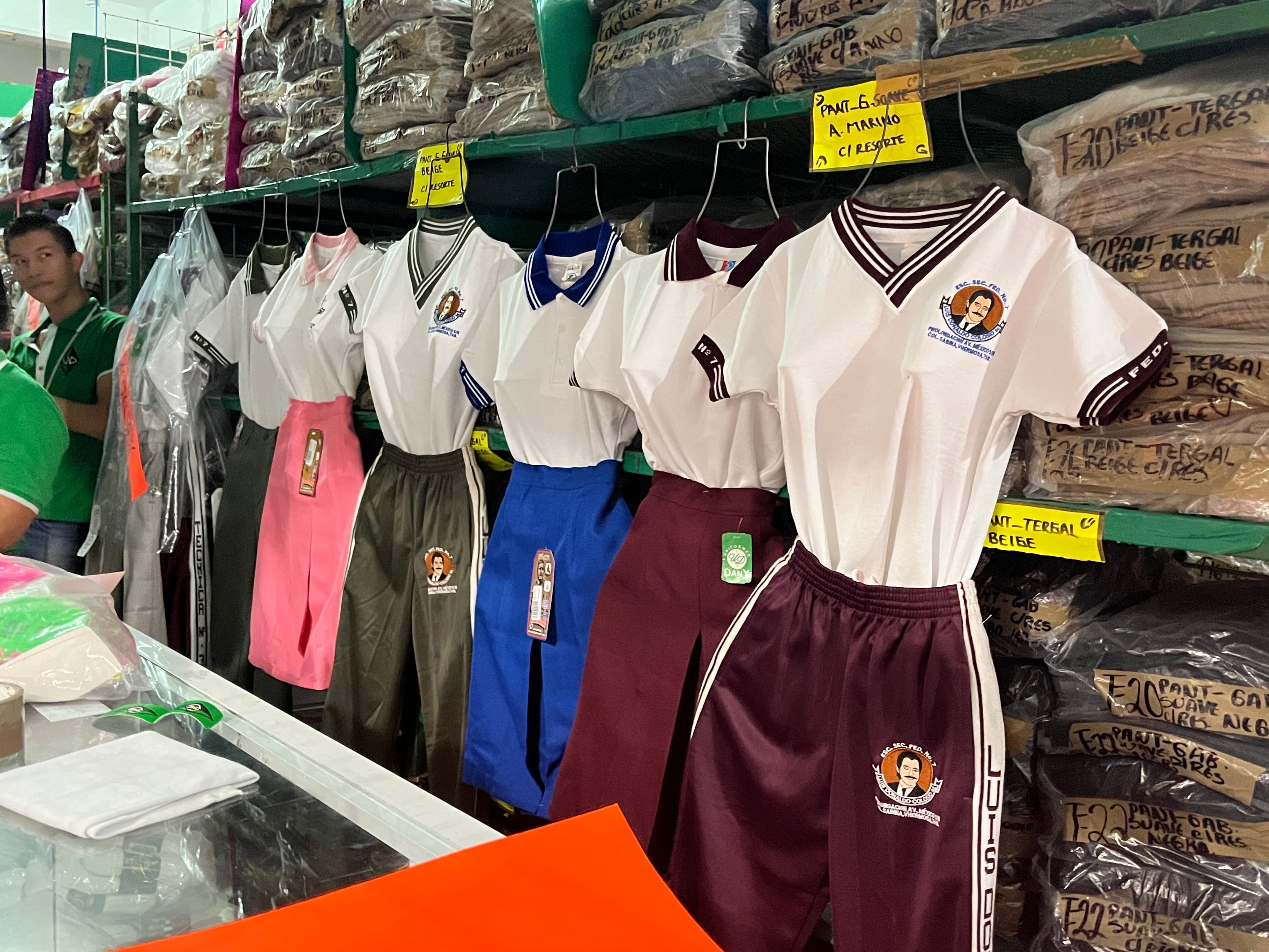  Venta de uniformes se dispara por temporada vacacional