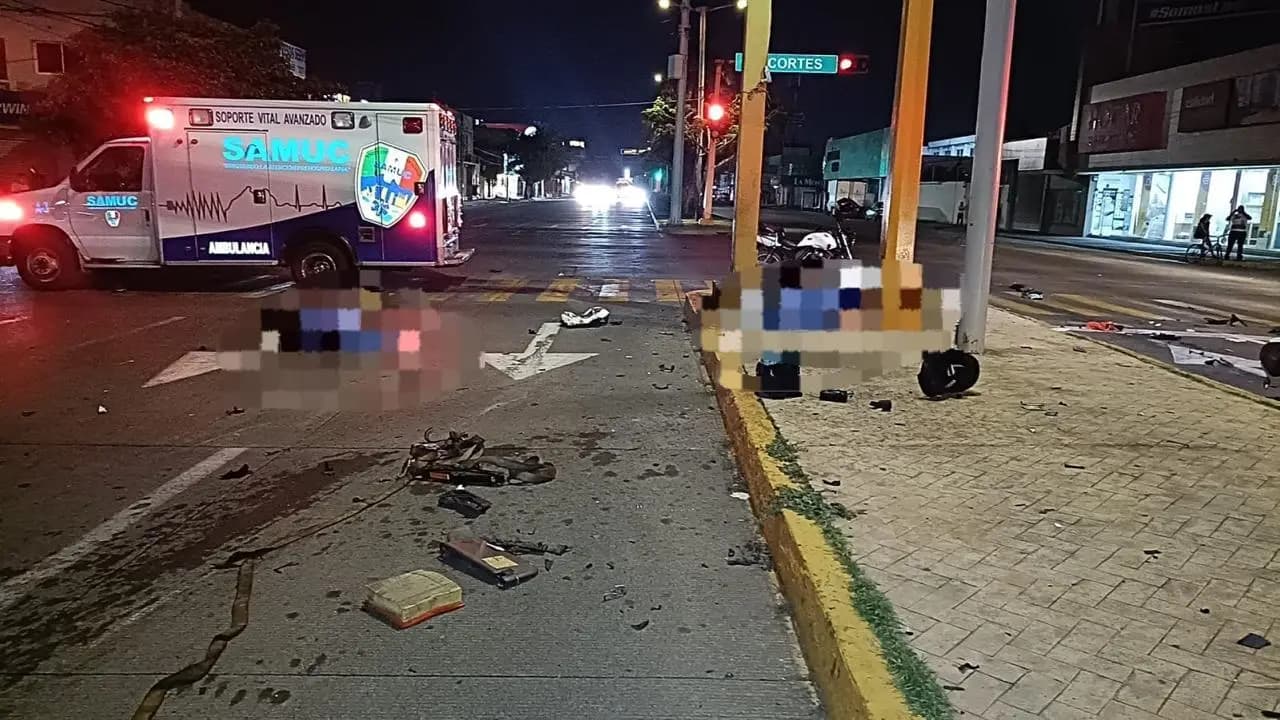 Mueren tres motociclistas al impactarse contra grúa