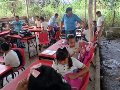 ImagenEntre techos y paredes de lámina dan clases en Jolochero 2da 