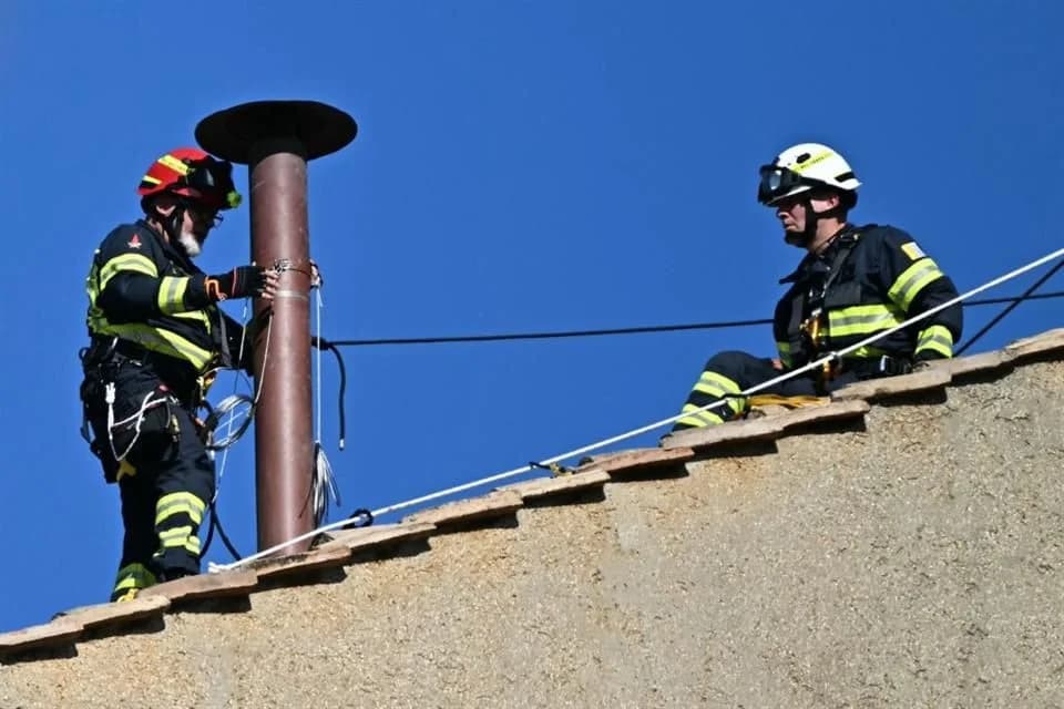 Instalan chimenea en Capilla Sixtina por Cónclave para elegir al Papa 267