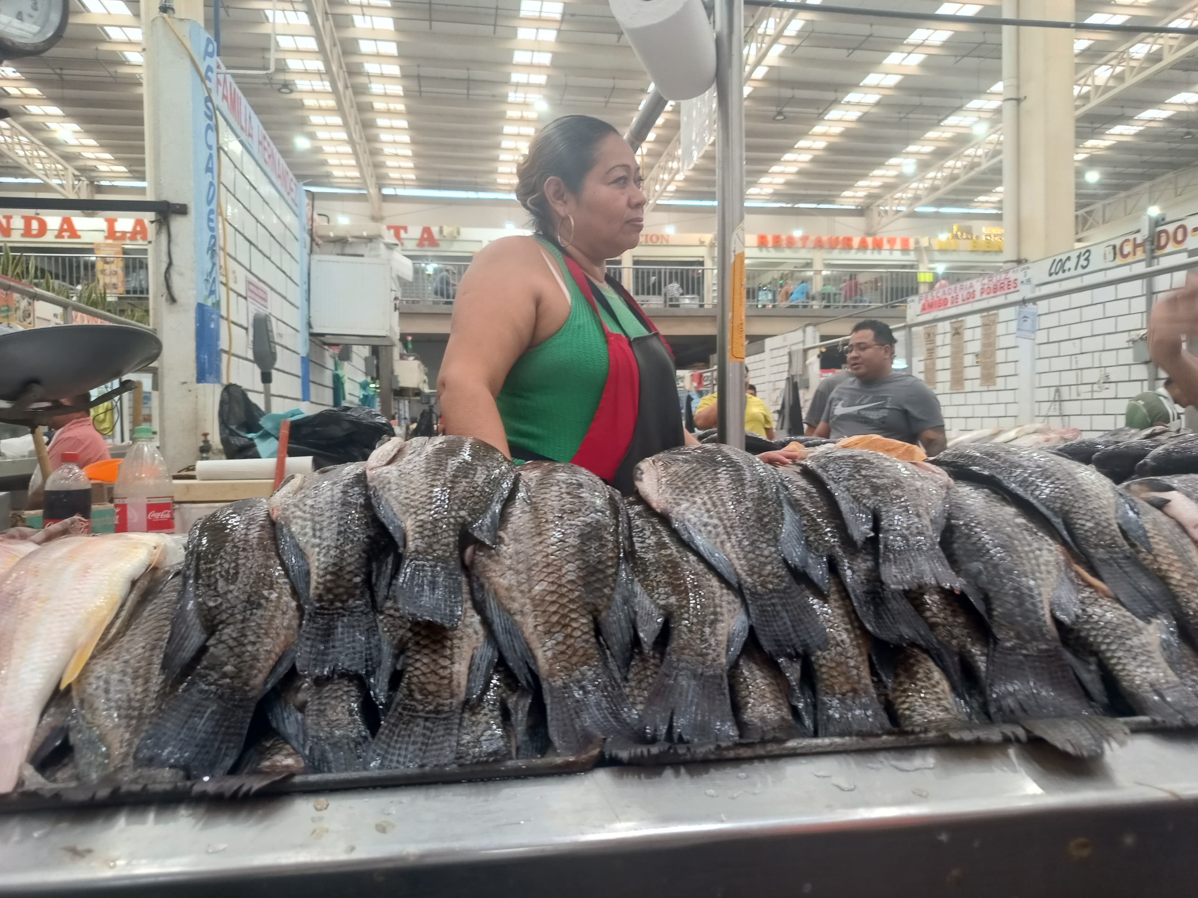 Tiran pescado a la basura por bajas ventas