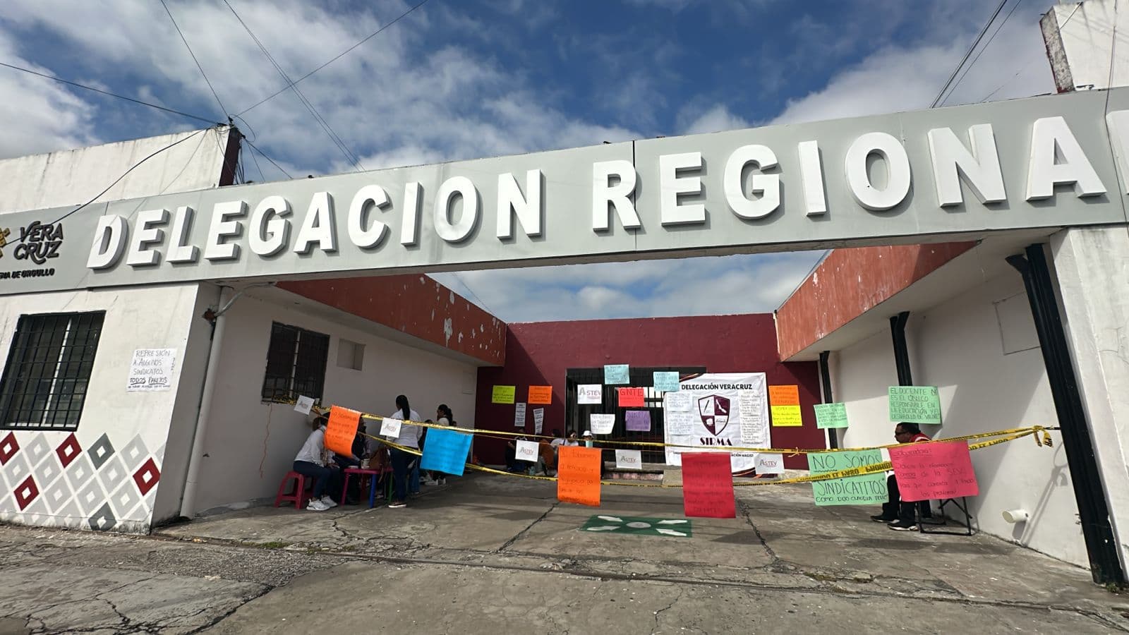 Maestros del USMEV toman la delegación de la SEV