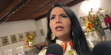 ImagenNo descartan prohibir porras en desfile de embajadoras