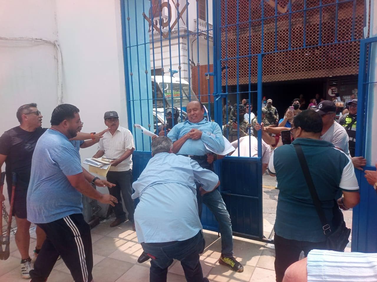 Se lían a golpes masones por edificio