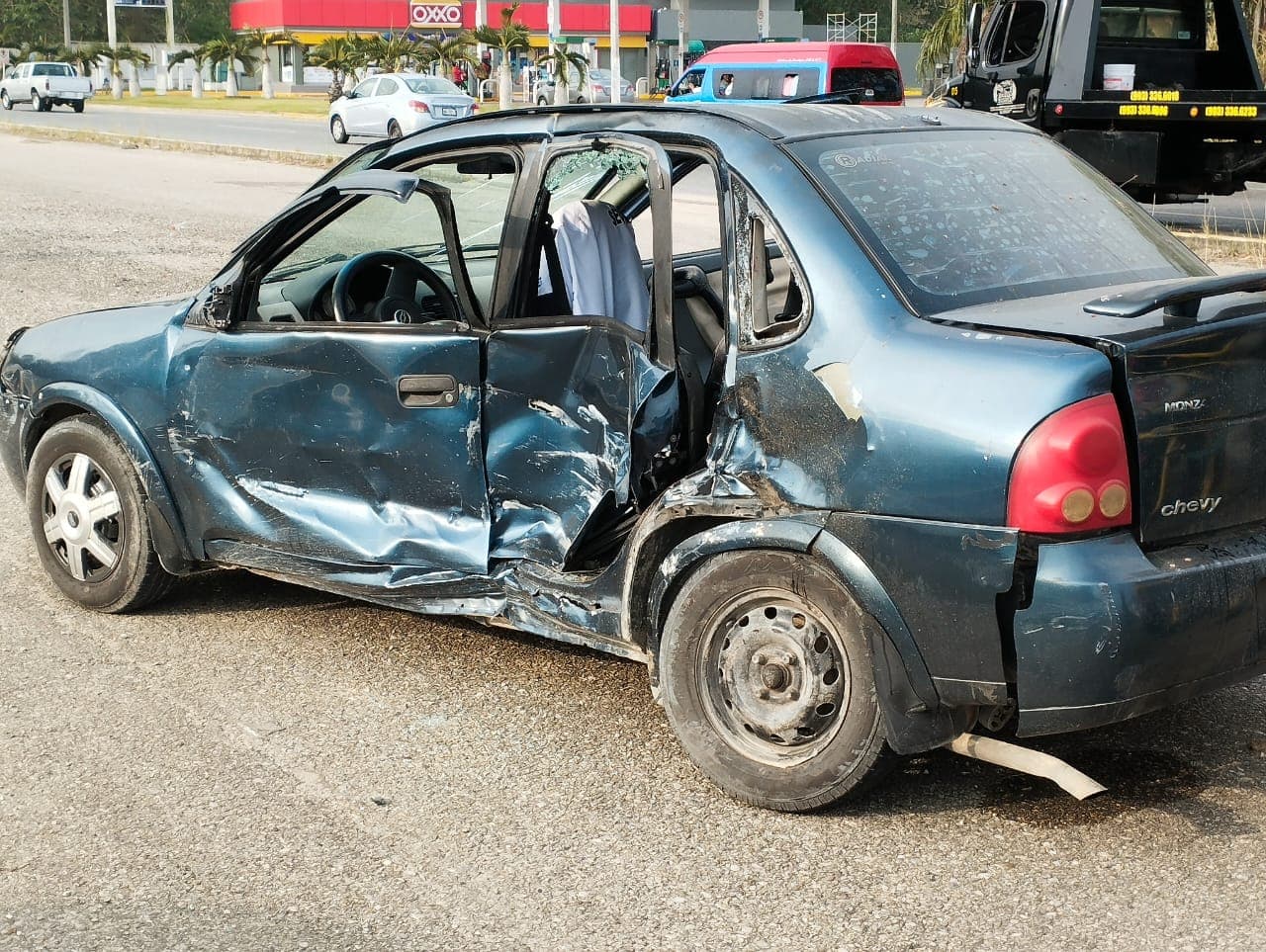 Aparatoso accidente deja a dos lesionados