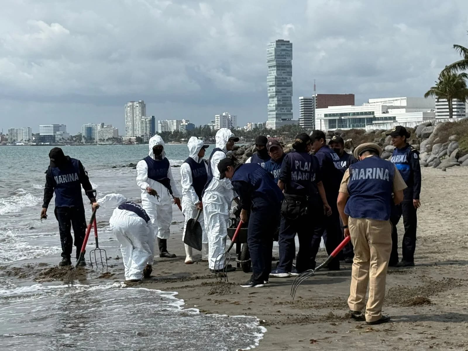 Manchas de hidrocarburo alcanza 42 localidades de la costa de Veracruz