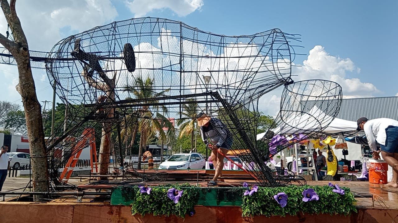 Agarra fuego carro alegórico de Jonuta