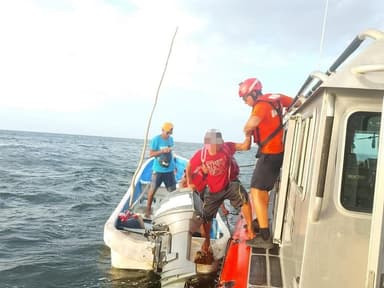 ImagenMarina rescata a 8 pescadores a la deriva cerca de Isla Arena, Calkiní