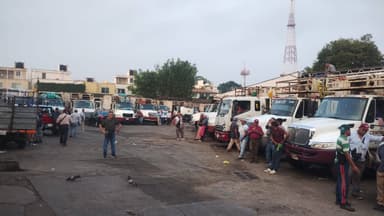 ImagenDe brazos caídos trabajadores de la Central de Maquinaria 