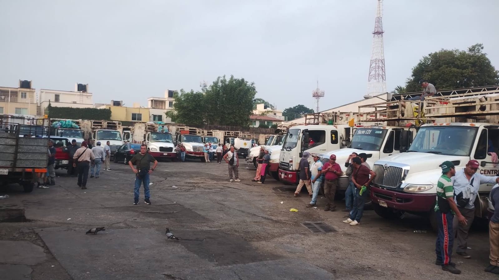 De brazos caídos trabajadores de la Central de Maquinaria 