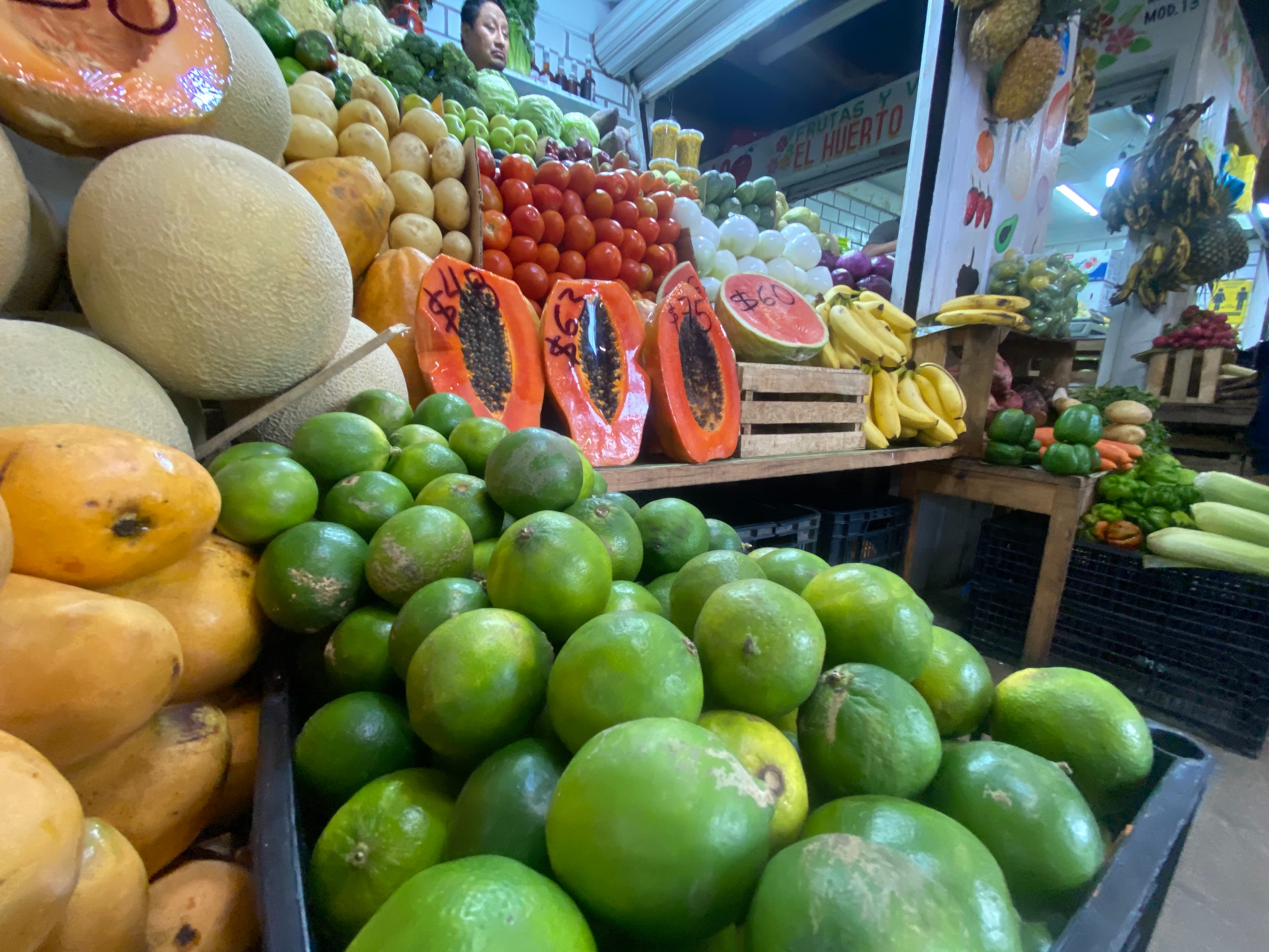 Por bajas ventas, abaratan precio de limón y sandía en el "Pino Suárez" 