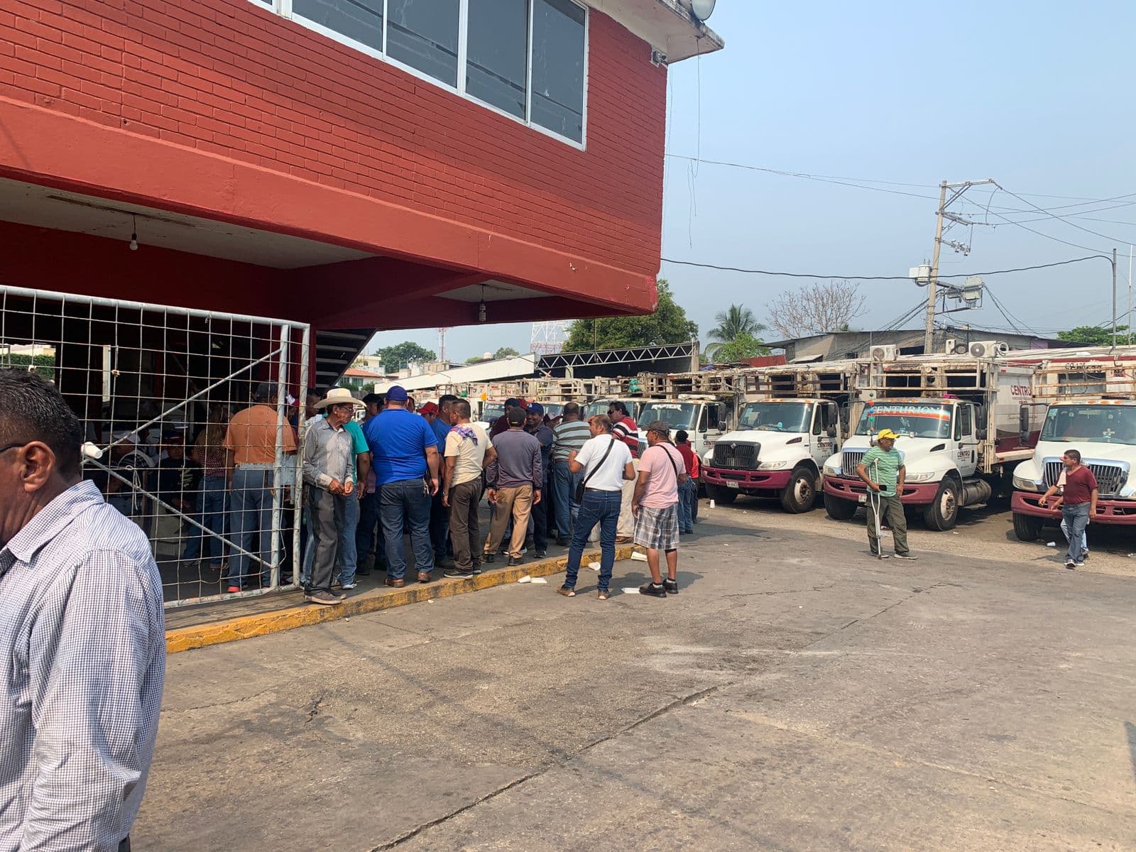 Protestan recolectores de basura en Centro 