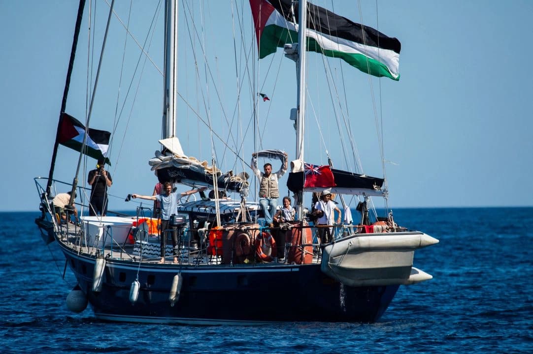 Zarpa barco de ayuda a Gaza con Greta Thunberg a bordo