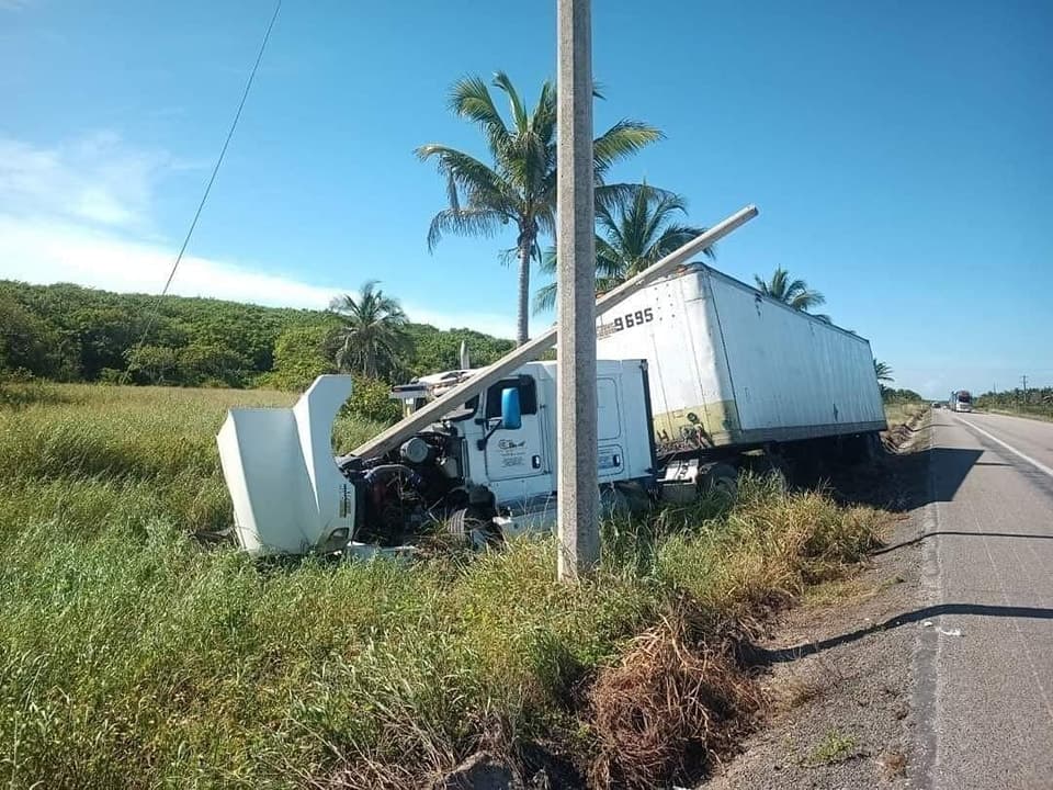 Baches provocan accidentes en carretera Carmen-Campeche