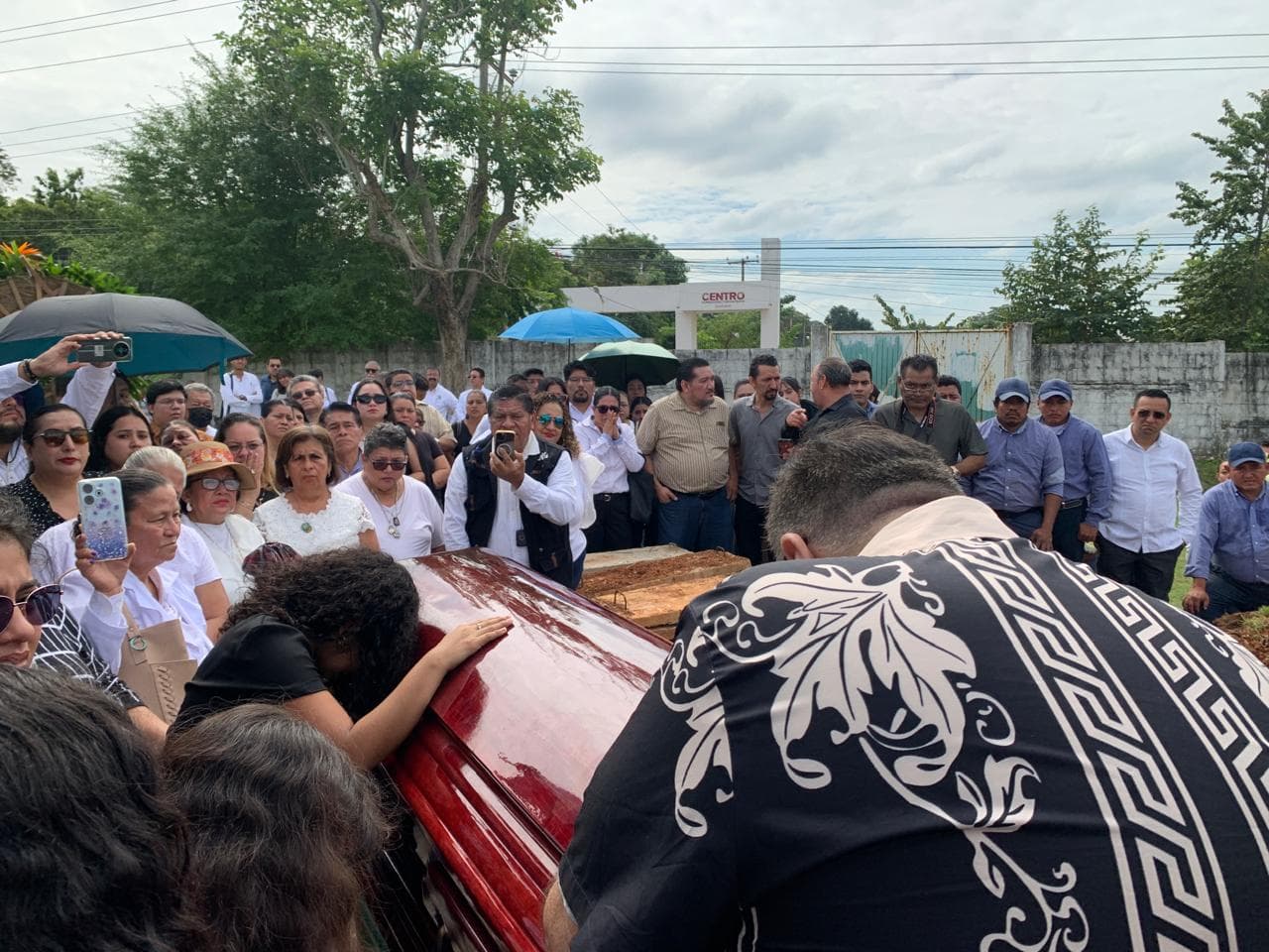 Dan último adiós al periodista Alejandro Gallegos