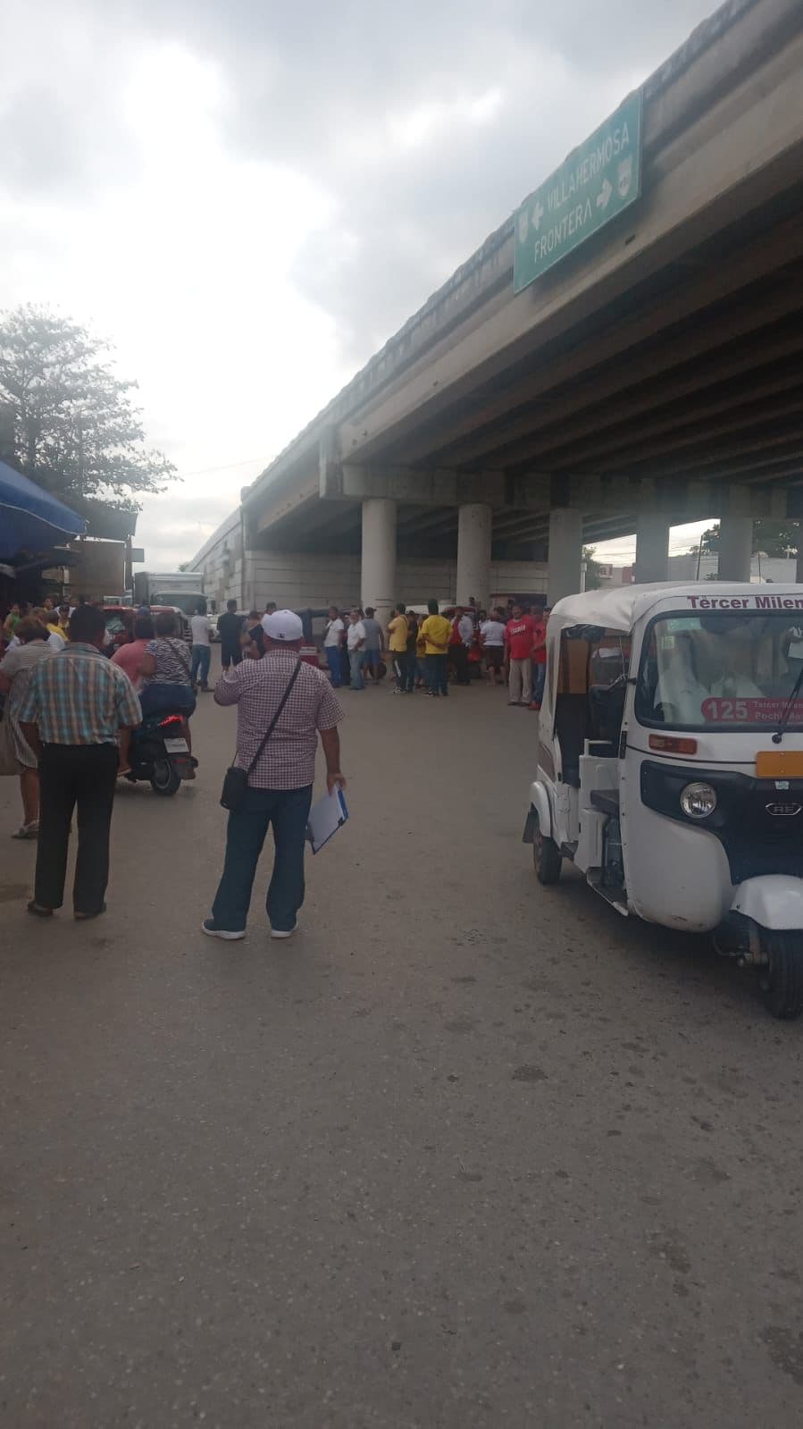 Bloquean pochimovileros carretera; acusan abusos de la GN