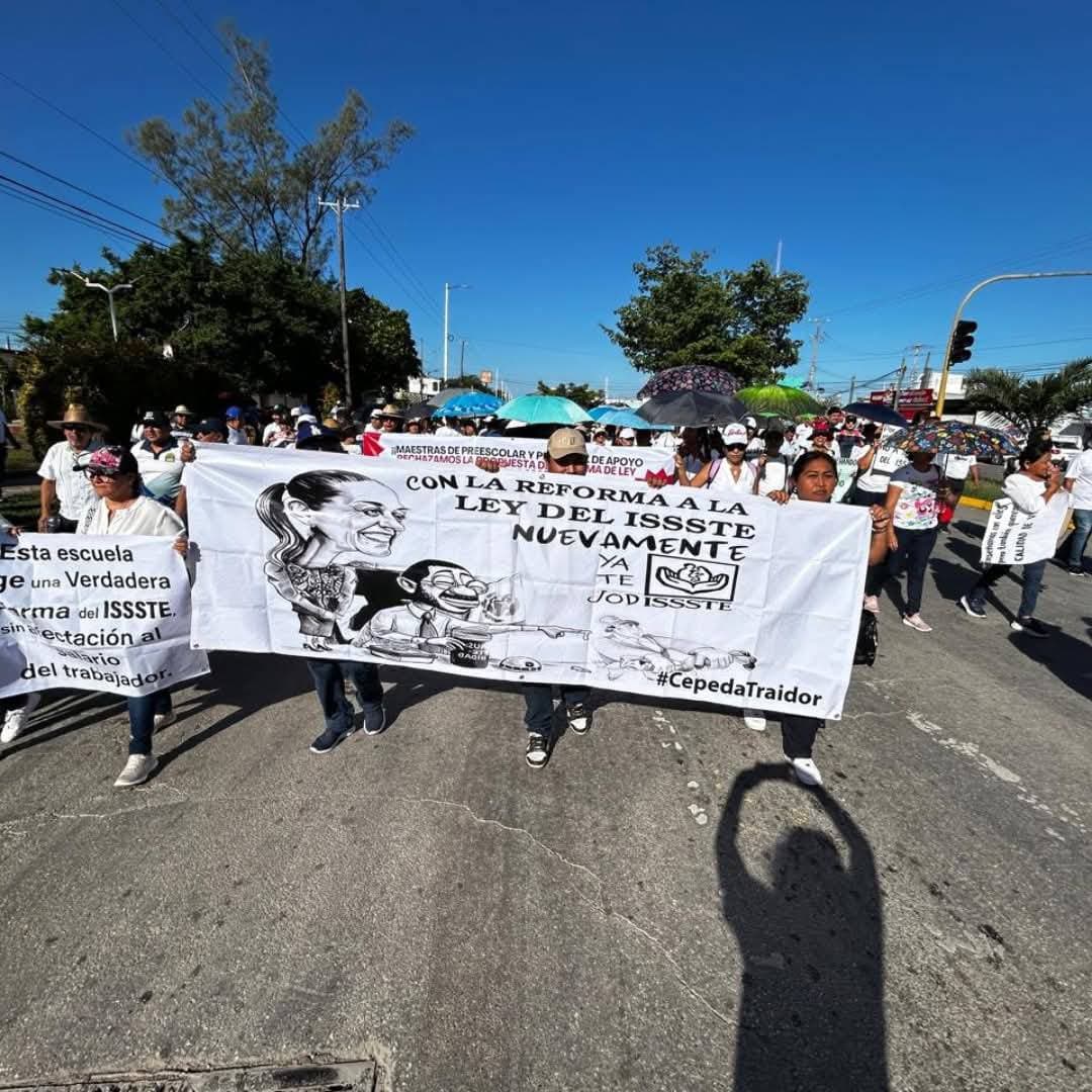 Marchan más de 10 mil del sector educativo en Chetumal