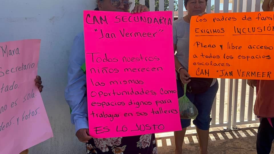 Excluye directora a estudiantes con discapacidad