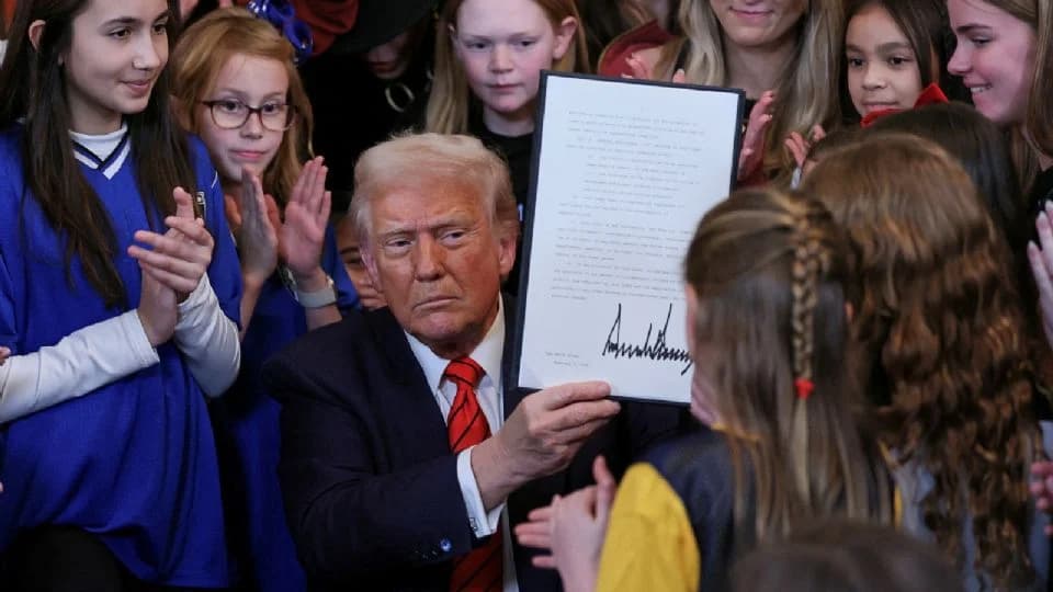 Trump ordena negar visas a atletas trans que intenten entrar a EU a competir