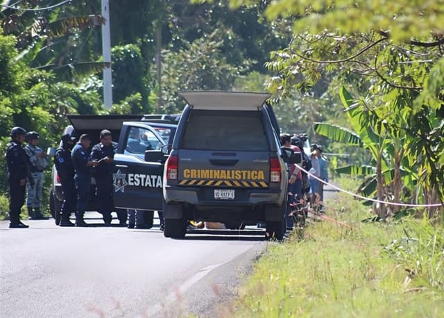 Abandonan cuerpo con cartulina