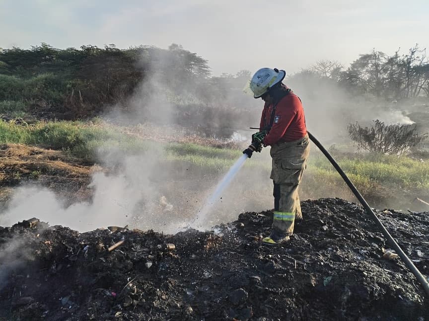 Tras 13 días en llamas, controlado en 95% incendio en basurero de Cunduacán