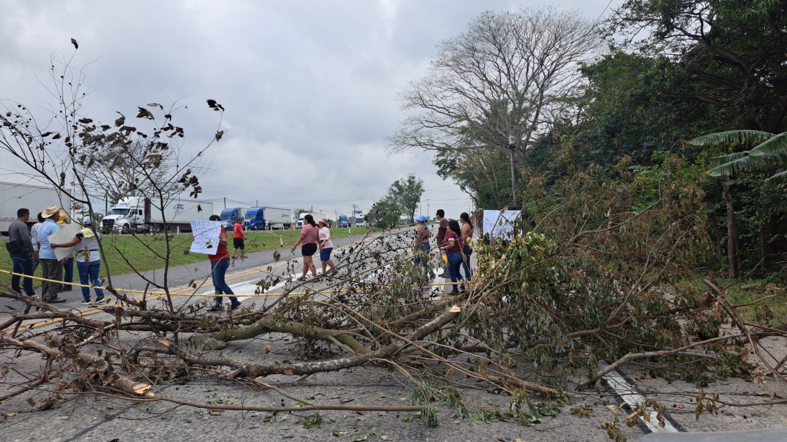 Levantan bloqueo en carretera Cárdenas-La Venta tras acuerdo con Pemex