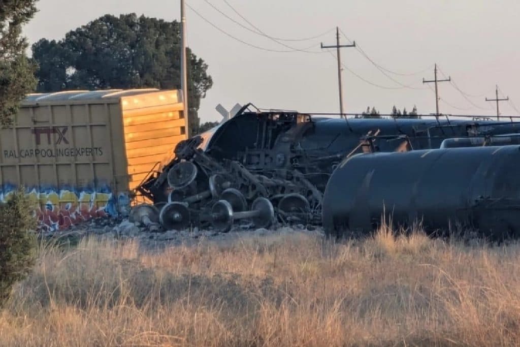 Descarrilan vagones con material flamable en Tlaxcala