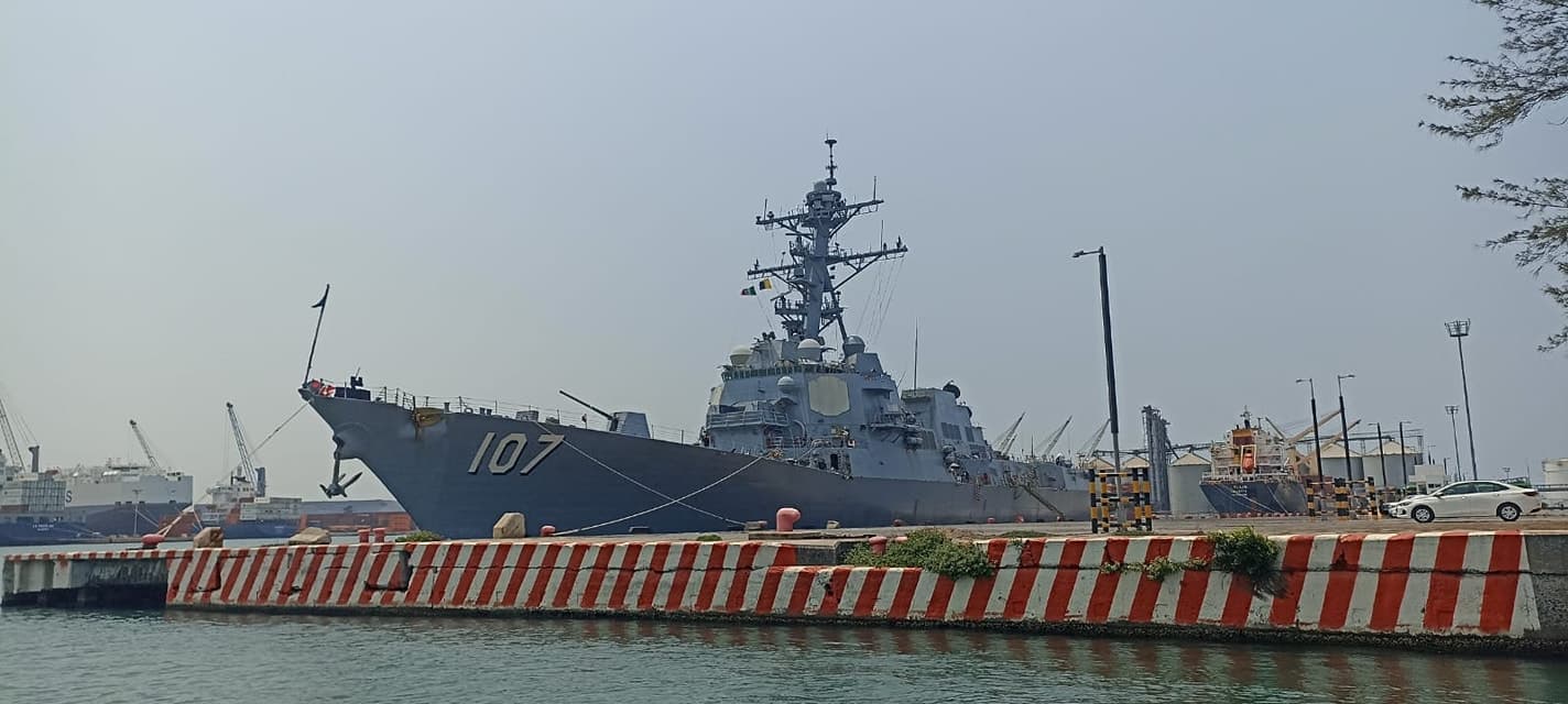 Destructor estadounidense USS Graveley llega al puerto de Veracruz