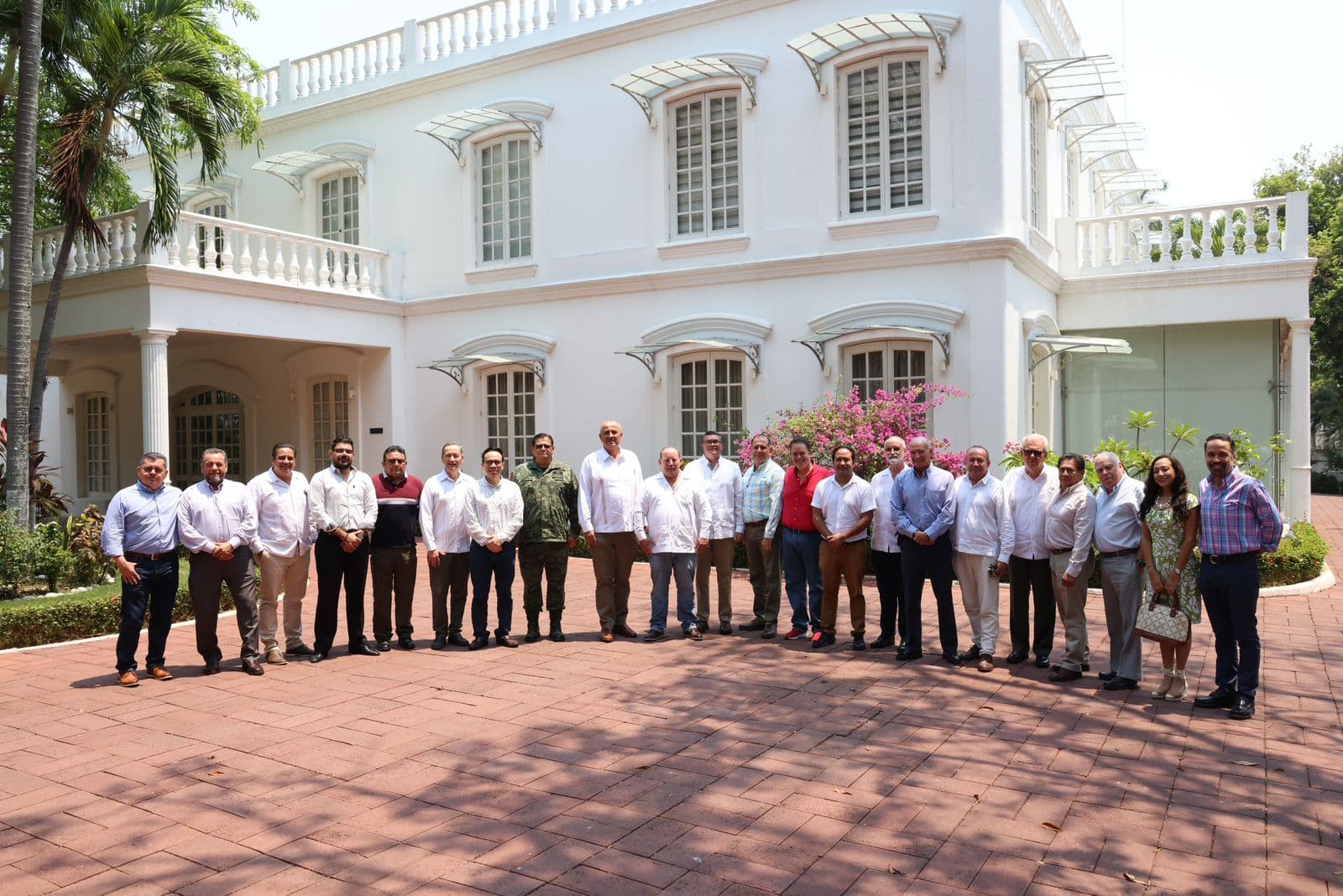 Acuerdan Gobierno y empresarios frenar especulación