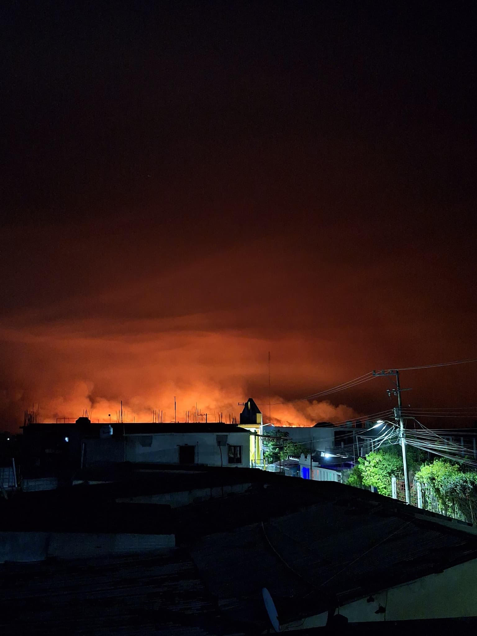 Incendio de pastizales se sale de control en Tamulté de las Sabanas 