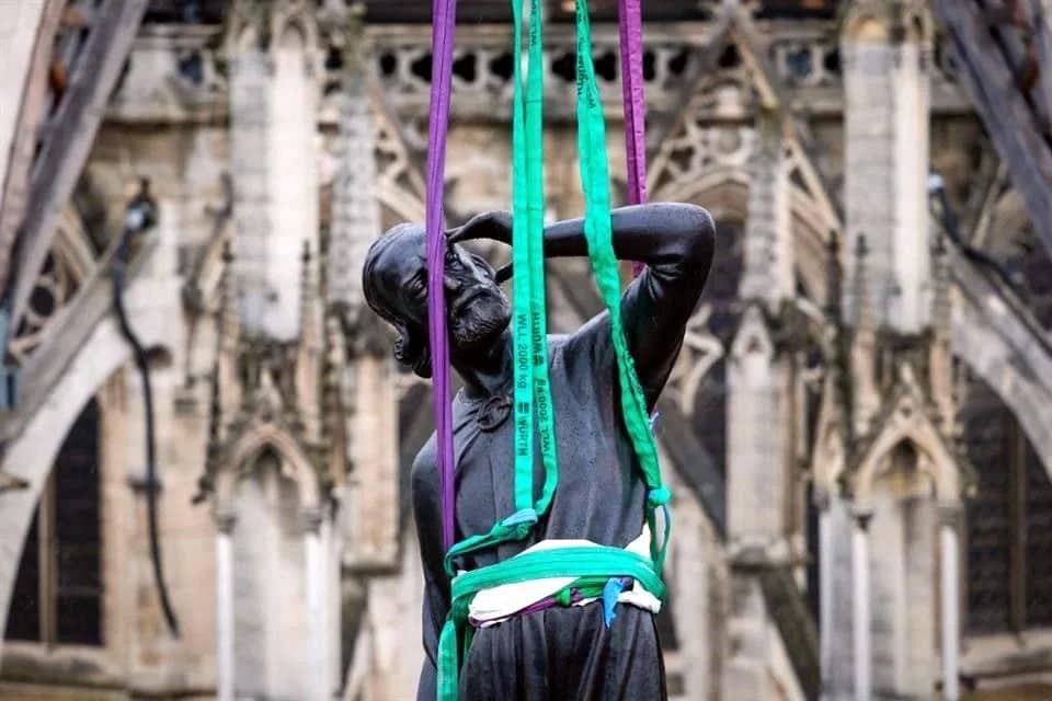 Completa Notre Dame conjunto escultórico de su torre