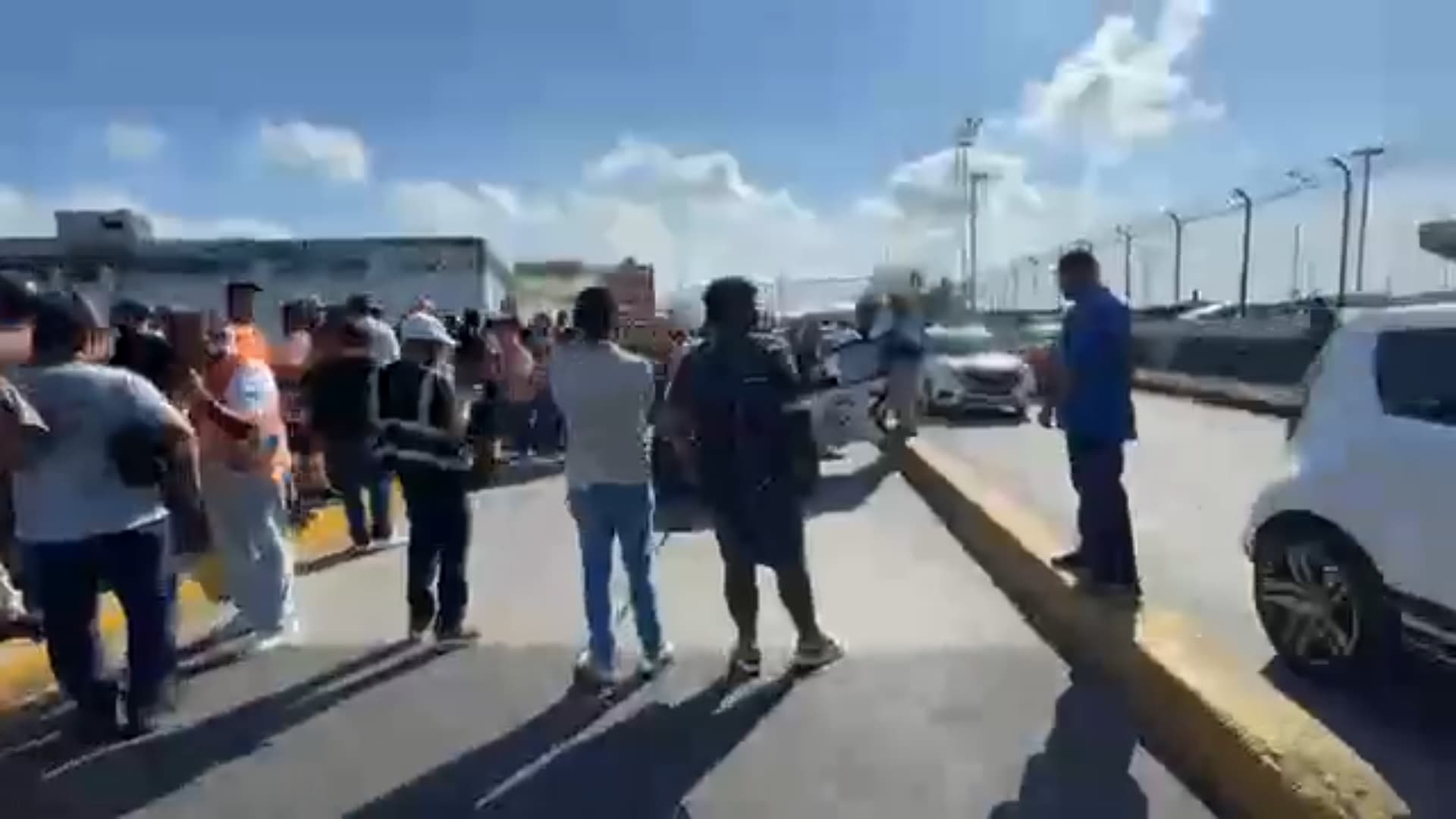 Cierran puente por conflicto sindical