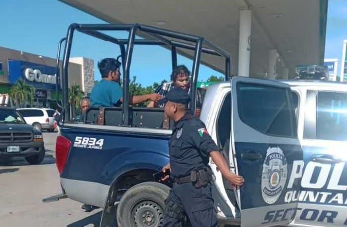 Motociclista se agarra a golpes con chofer de camión, en Cancún