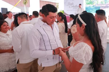 Imagen¡Feliz Matrimonio! Se casan 63 parejas en Centro
