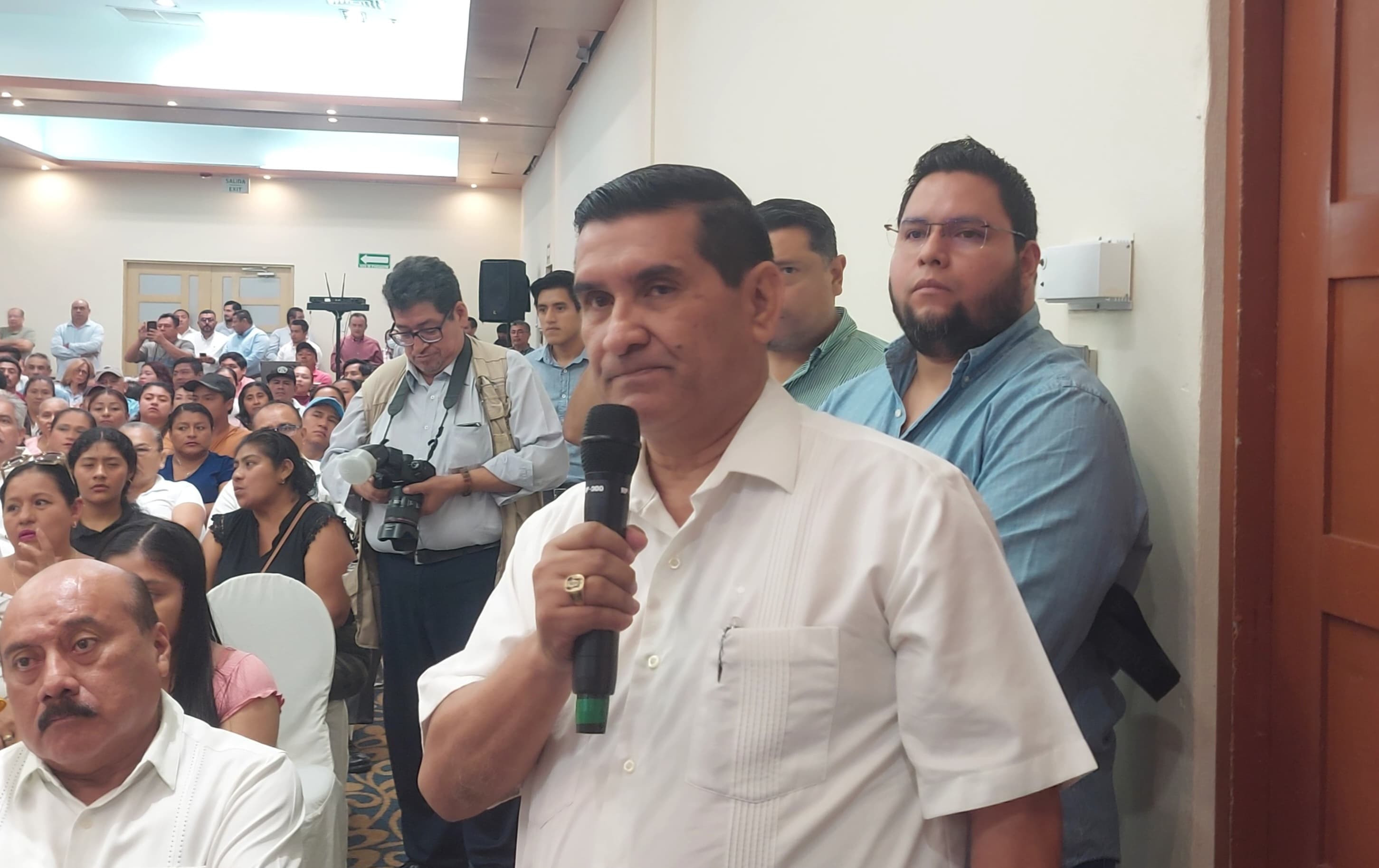 Irrumpen servidores del Poder Judicial en foro de Morena 