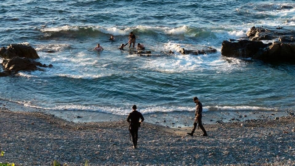 Más de 50 niños migrantes cruzan nadando de Marruecos a enclave de España