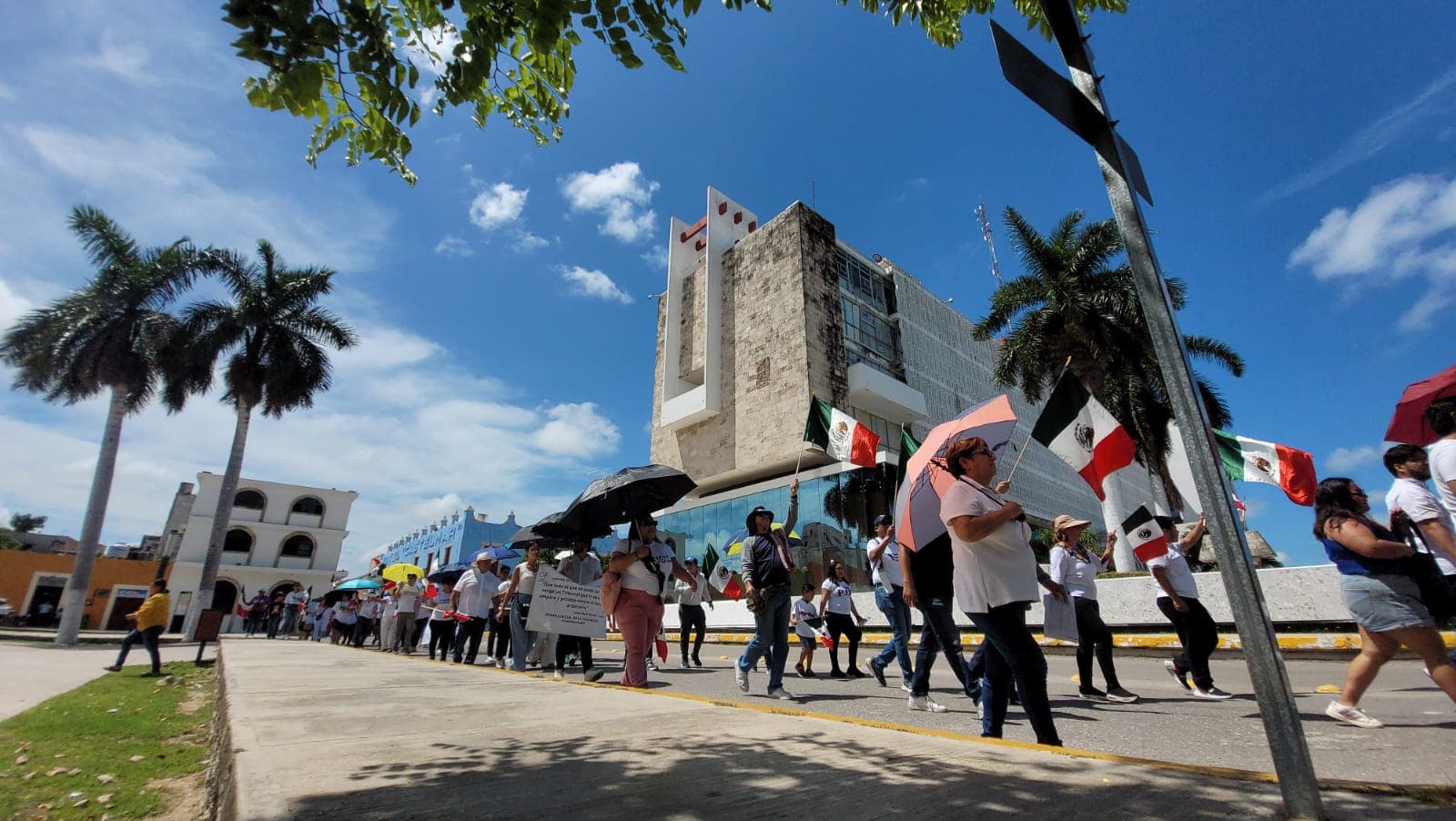 Marchan campechanos contra la reforma judicial