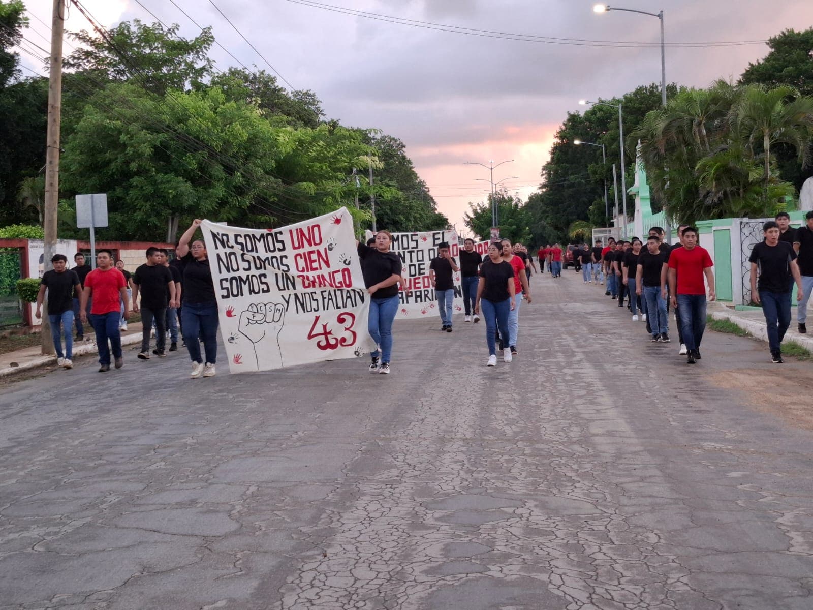 Normalistas de Hecelchakán marchan por los 43 