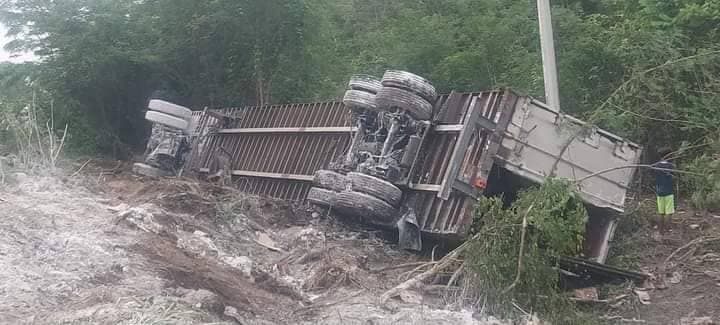 Vuelca tráiler con cajas de leche 