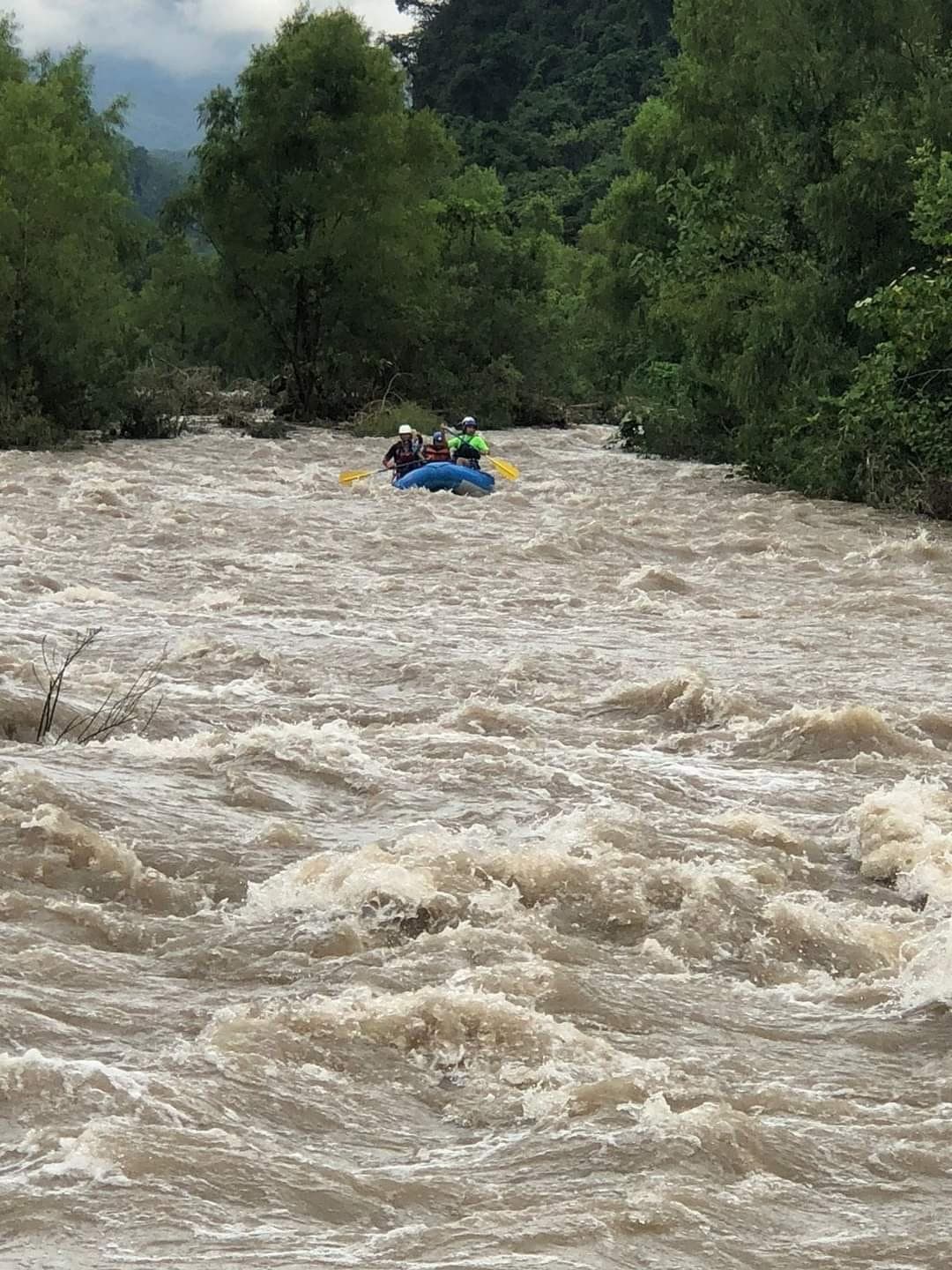 Rescatan a pescador atrapado en el Río Filobobos